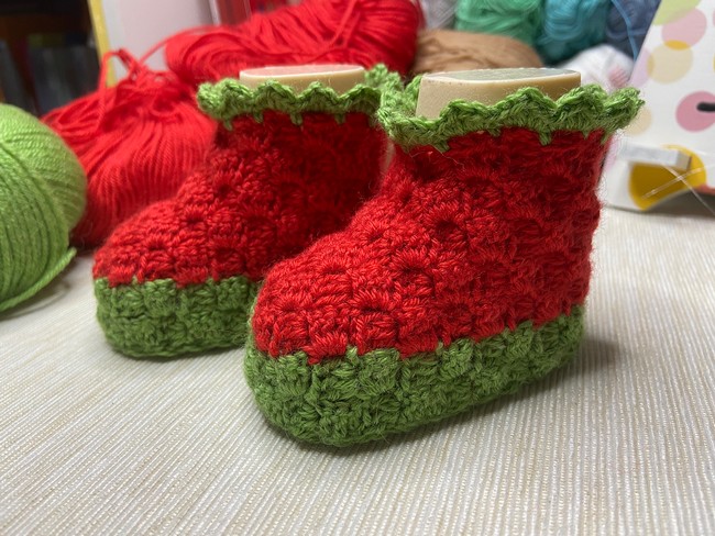 Red green C2C baby booties