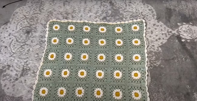 Crochet Daisy Granny Square Blanket