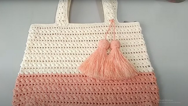 Crochet tote bags with a simple pattern