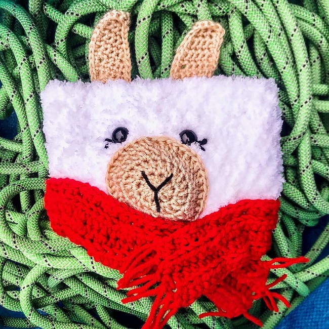 Crochet Holiday Llama Chalk Bag Pattern 