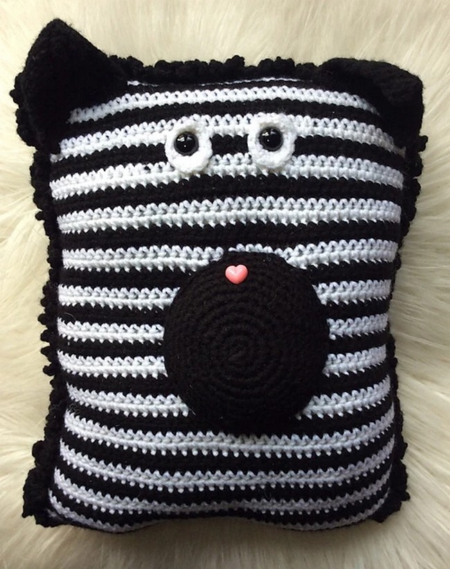 Crochet Zebra Pocket Pillow Pattern