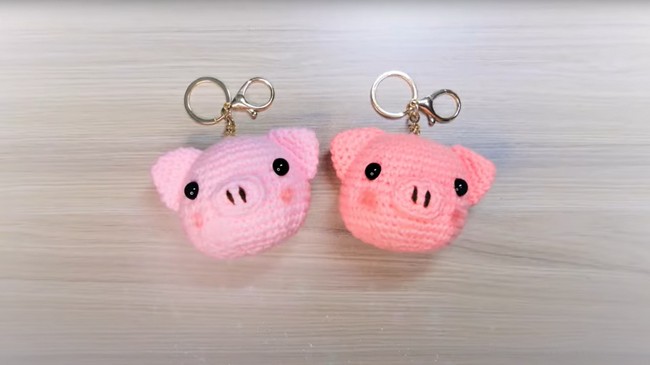 Super Easy Crochet Pig Keychain