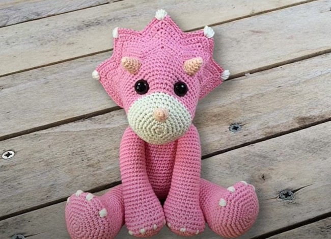 Dinosaure Tricératops Pinkie Amigurumi